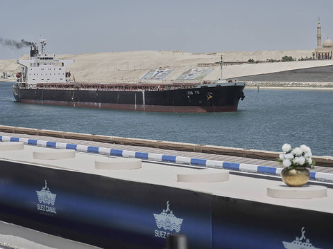 Trump veut des canaux de Panama et Suez gratuits pour ses navires