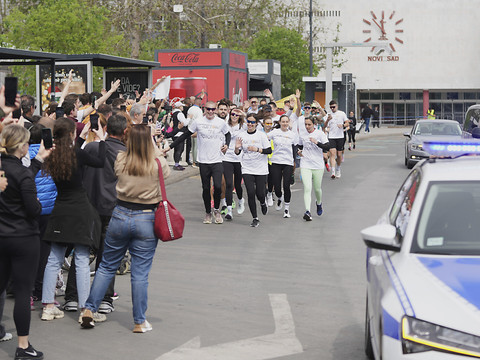 Des lycéens serbes manifestent à Novi Sad contre les cours en ligne
