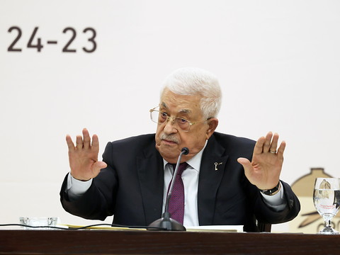 Le président de l'OLP Mahmoud Abbas se donne un possible successeur