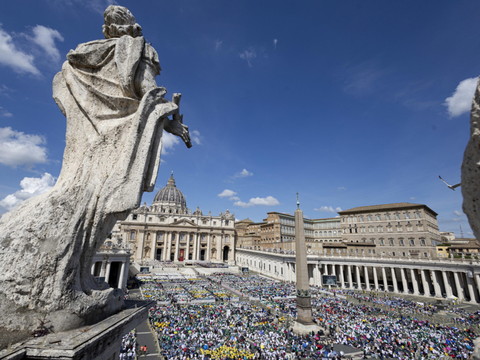 Une foule fervente continue d'honorer la mémoire du pape François