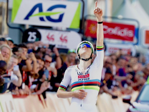 Pogacar gagne sa troisième Doyenne, en solitaire