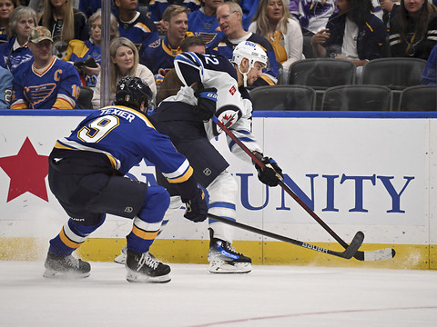 Nino Niederreiter et les Jets sous pression