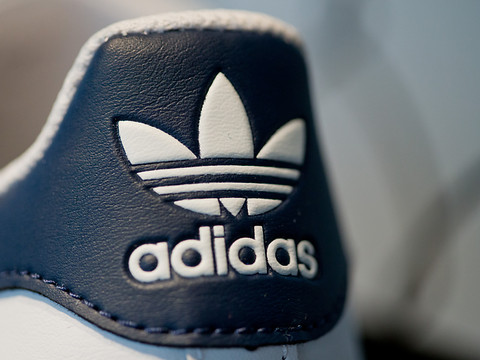 Adidas maintient ses prévisions, freinées par les droits de douane