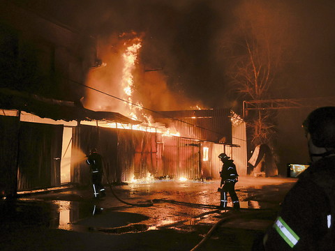 Ukraine: un mort et des dizaines de blessés dans des frappes russes
