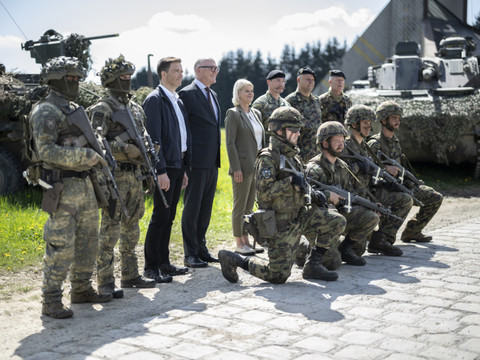 Martin Pfister rend visite aux soldats suisses en Autriche
