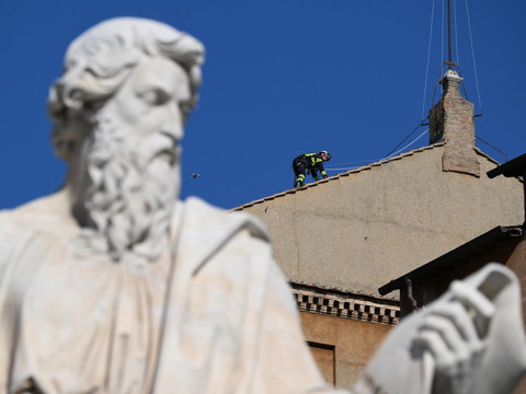 La cheminée qui annoncera l'élection du pape a été installée