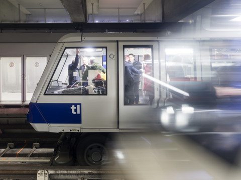 Un système high-tech guide les malvoyants dans le métro lausannois