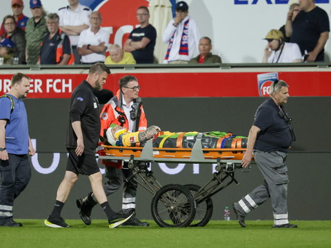 Le gardien de Heidenheim évacué sur une civière après un choc