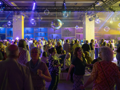 Discothèque pour les plus de 60 ans avant l'ESC à Bâle