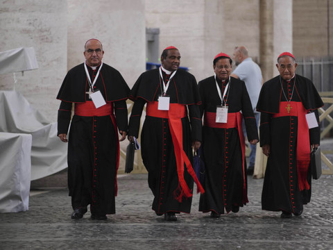 A J-4 du conclave, un désistement et des concertations comptées