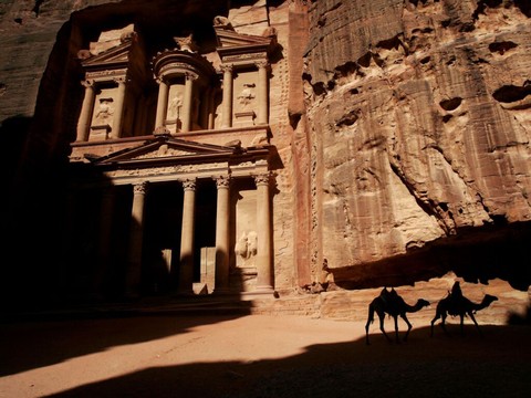 Près de 1800 touristes évacués de Pétra après des inondations