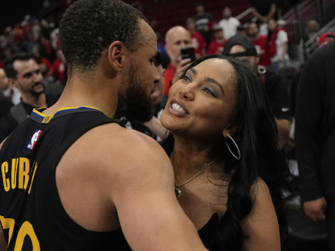 Stephen Curry et les Warriors toujours en vie
