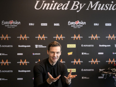 Eurovision: le styliste Kevin Germanier s'active en coulisses