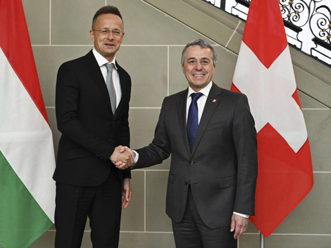 Accords Suisse-UE: Berne soigne ses liens avec Rome et Budapest