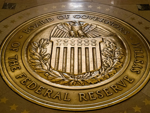 La Fed pointe des risques accrus sur l'emploi et les prix