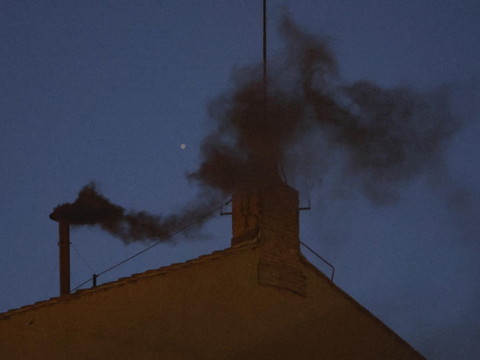 Fumée noire au Vatican, pas de pape après le 1er jour du conclave