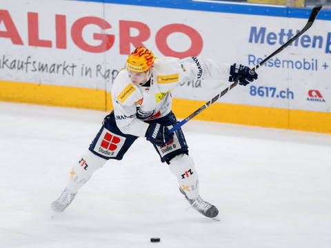 Dominik Kubalik signe à Zoug