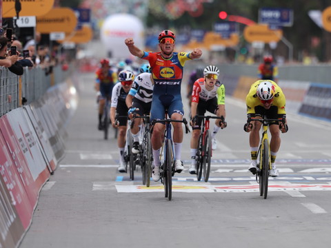 Mads Pedersen gagne la 1re étape du Giro