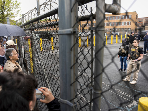 Arrestation d'un maire qui proteste contre la détention de migrants