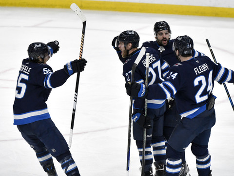 Les Jets égalisent à 1-1 face aux Stars