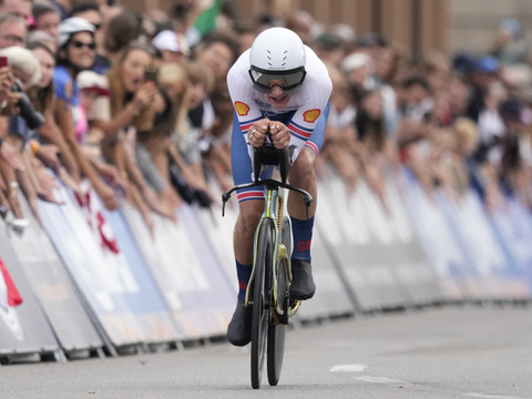 Tarling gagne le clm de Tirana, Roglic en rose