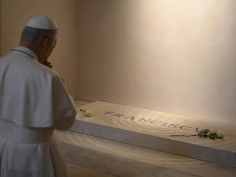 Léon XIV recueilli sur la tombe de François à Sainte-Marie-Majeure