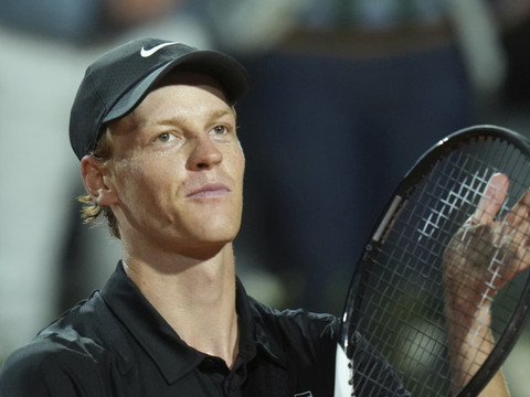 Sinner s'impose en deux sets pour son retour