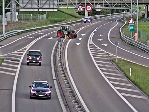 Un tracteur en sens inverse sur l'autoroute du côté de Glaris
