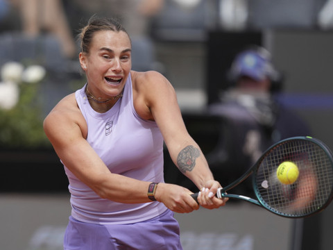 Sabalenka dans la douleur en 8e de finale