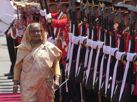 Bangladesh: l'ex-Première ministre formellement accusée