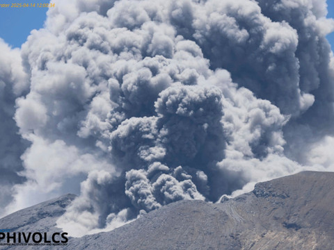 Un volcan en éruption aux Philippines
