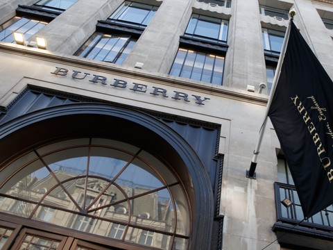 Burberry bascule dans le rouge et annonce de nouvelles économies