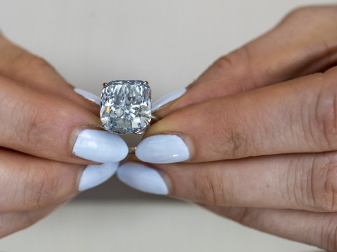 Un diamant bleu rare vendu 21,5 millions de dollars à Genève