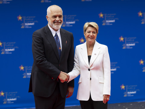 Karin Keller-Sutter à Tirana: Kiev prête pour les discussions