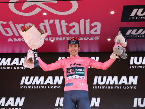 Ayuso s'impose à Tagliacozzo, Roglic en rose