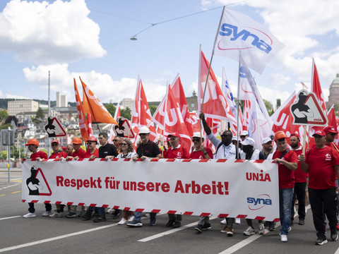 10'000 travailleurs du bâtiment manifestent à Lausanne et Zurich
