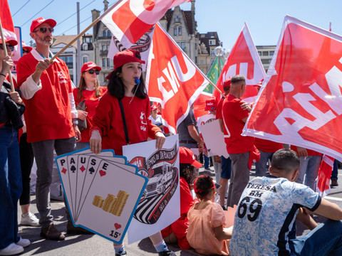 Quelque 2000 maçons romands défilent dans la rue à Lausanne