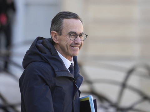 Philippe en meeting à Marseille pendant que LR élit son chef