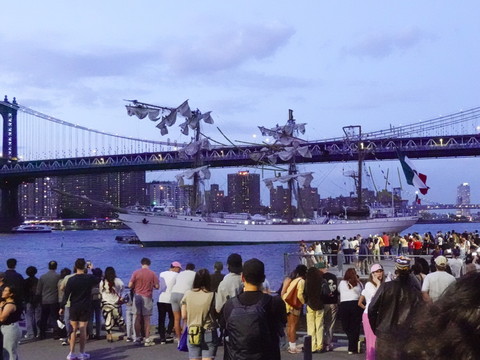 Un voilier mexicain heurte un pont à New York: deux morts