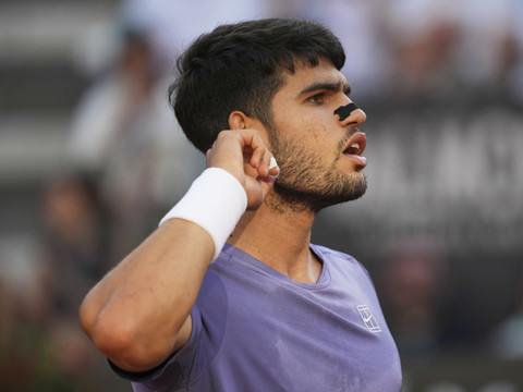 Alcaraz bat Sinner en finale à Rome