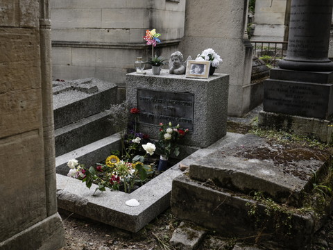 Plus de 30 ans après, le buste de la tombe de Jim Morrison retrouvé