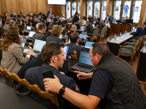 Regard critique des députés fribourgeois sur les comptes de l'Etat