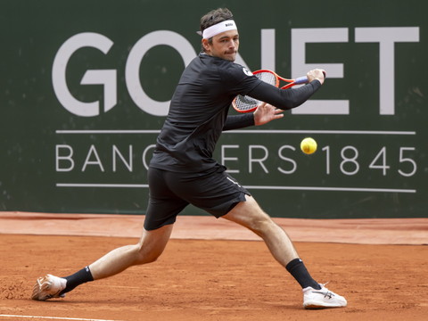 Djokovic poursuit sa route, mais pas Fritz