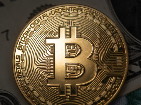 Nouveau sommet pour le bitcoin, tandis que l'euro glisse