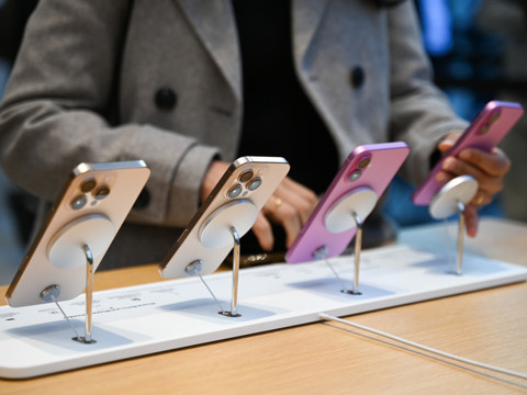 Trump menace Apple de 25% de droits de douane