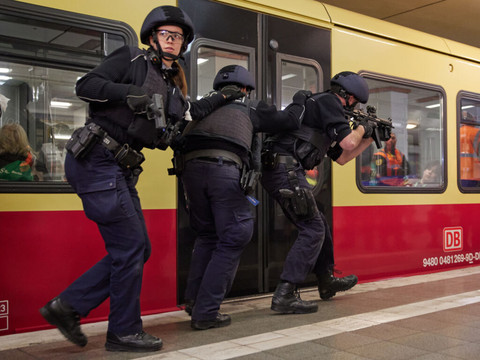 Dix-sept blessés dans une attaque au couteau à la gare de Hambourg