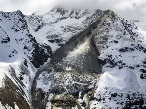 La montagne est toujours en mouvement au-dessus de Blatten VS