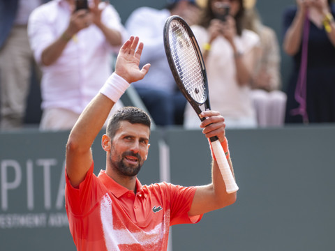 Novak Djokovic s'offre un 100e titre en triomphant à Genève