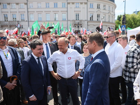 Présidentielle en Pologne: démonstration de force de chaque camp