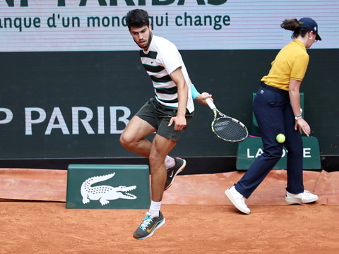 Les tenants du titre Swiatek et Alcaraz déroulent au 1er tour